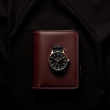 세련된 가죽 지갑과 함께 놓인 손목시계